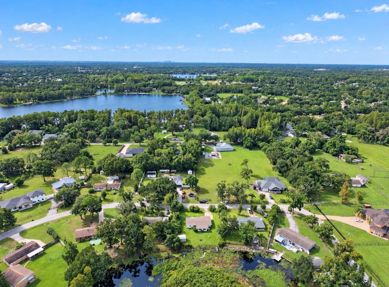 717 W DEER LAKE DR