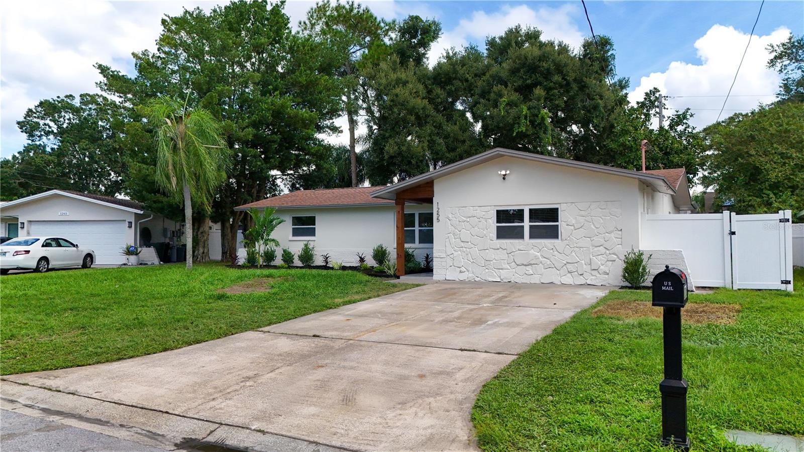1255 E LAZY LAKE RD