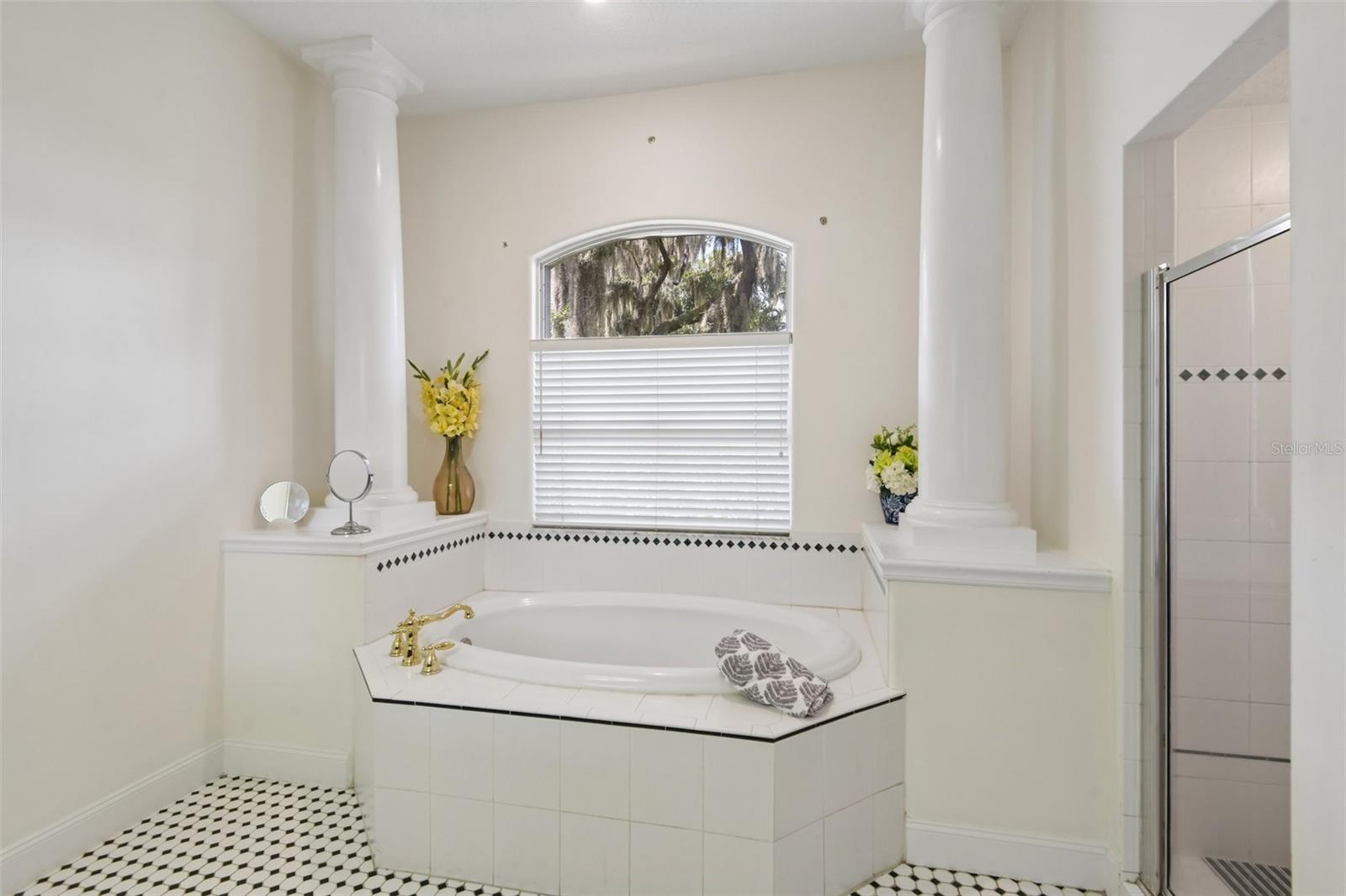 3503 OAK CLUB CT