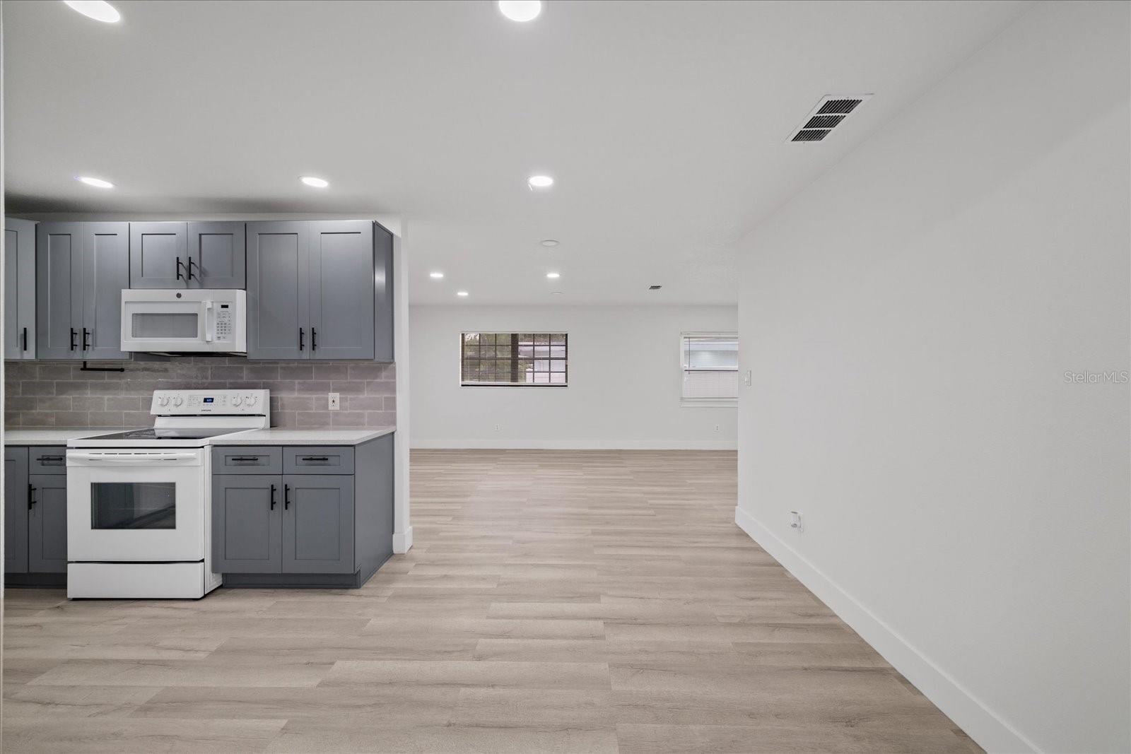 9410 N VALLE DR