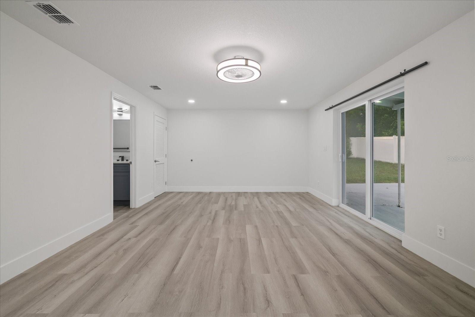 9410 N VALLE DR