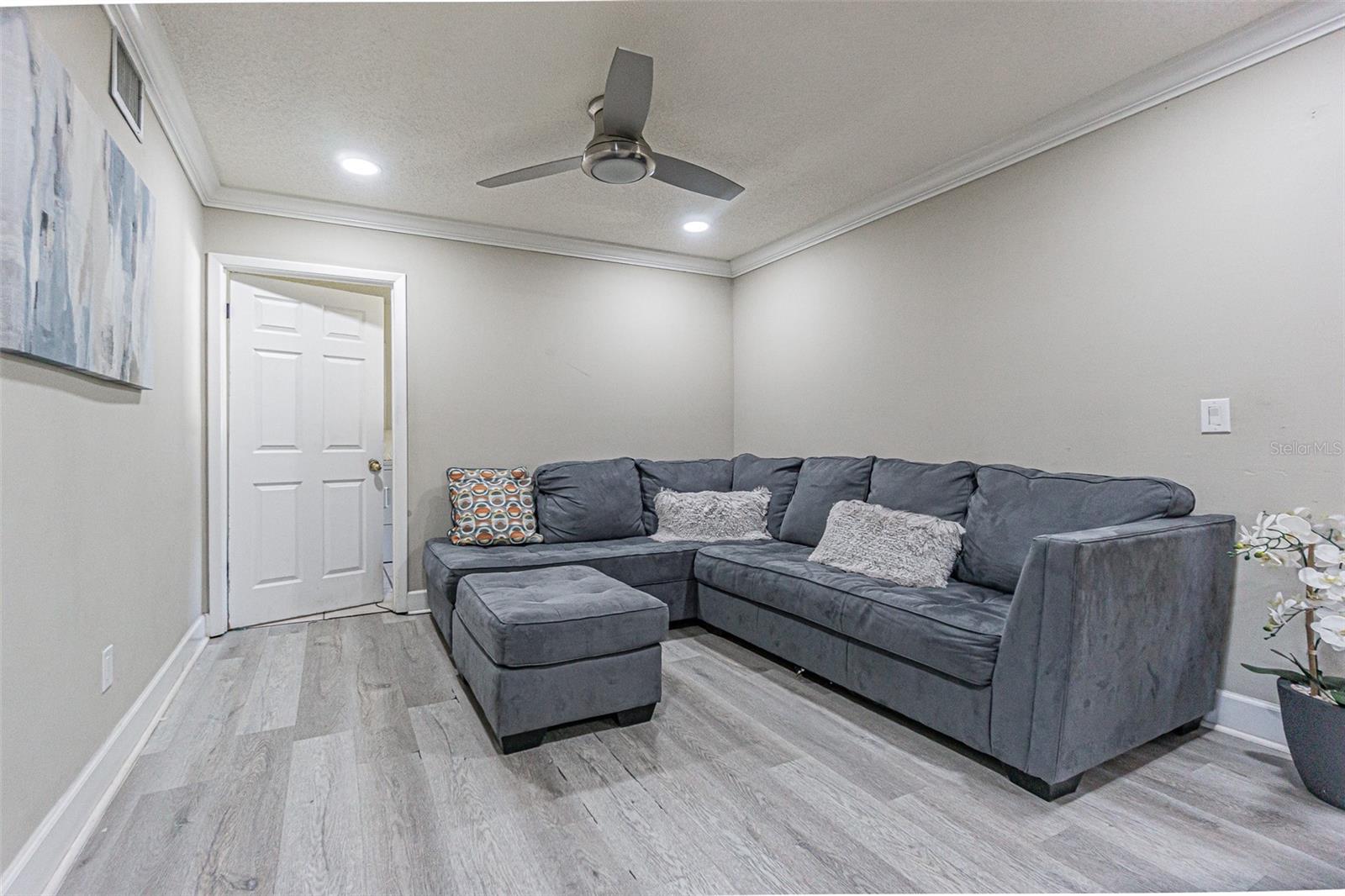 6811 MITCHELL CIR