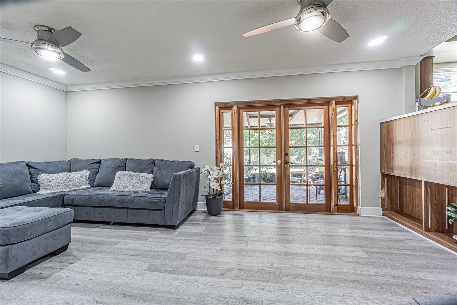 6811 MITCHELL CIR