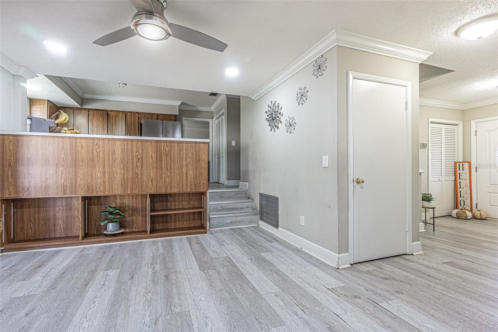 6811 MITCHELL CIR