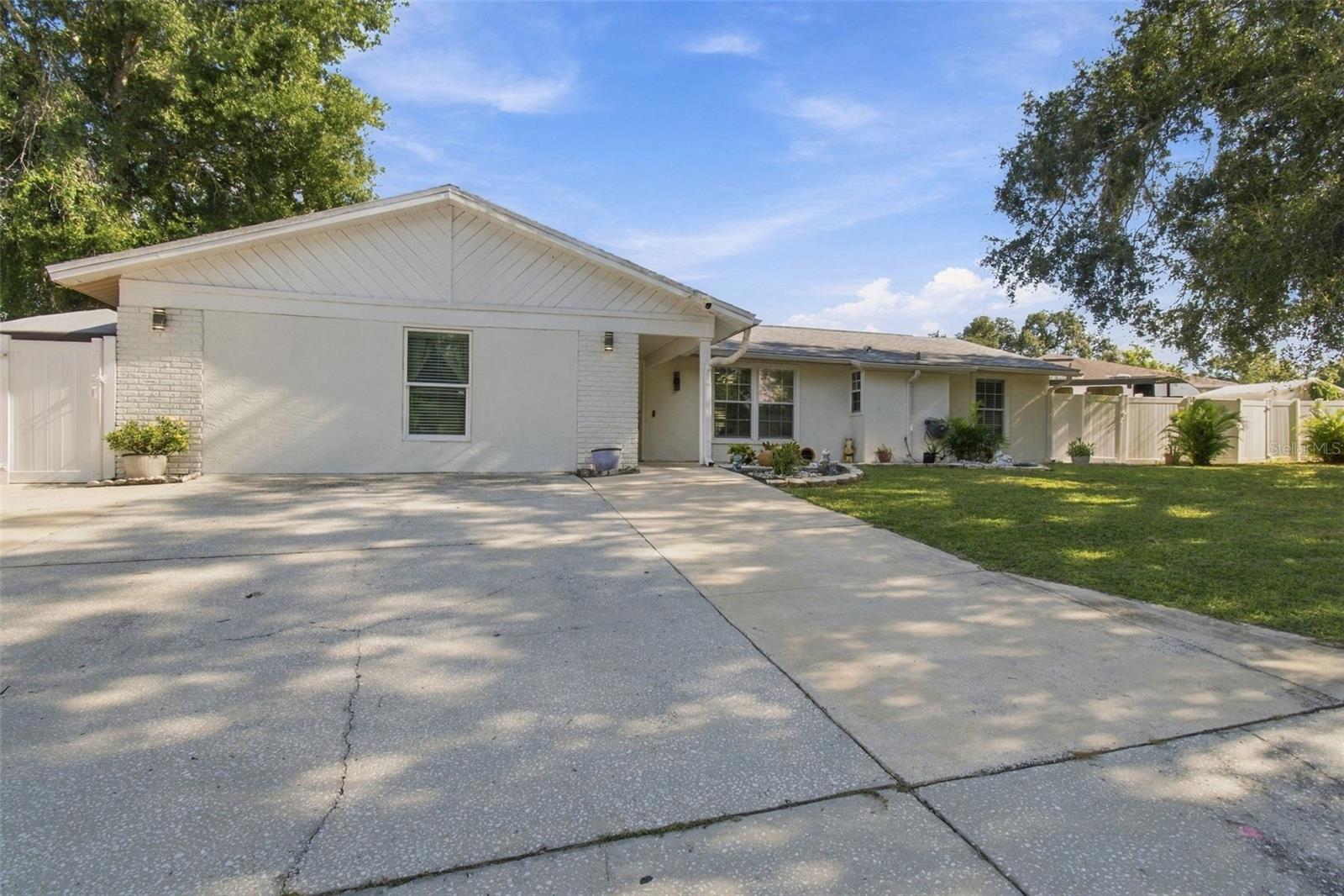 1325 OAKCREST DR