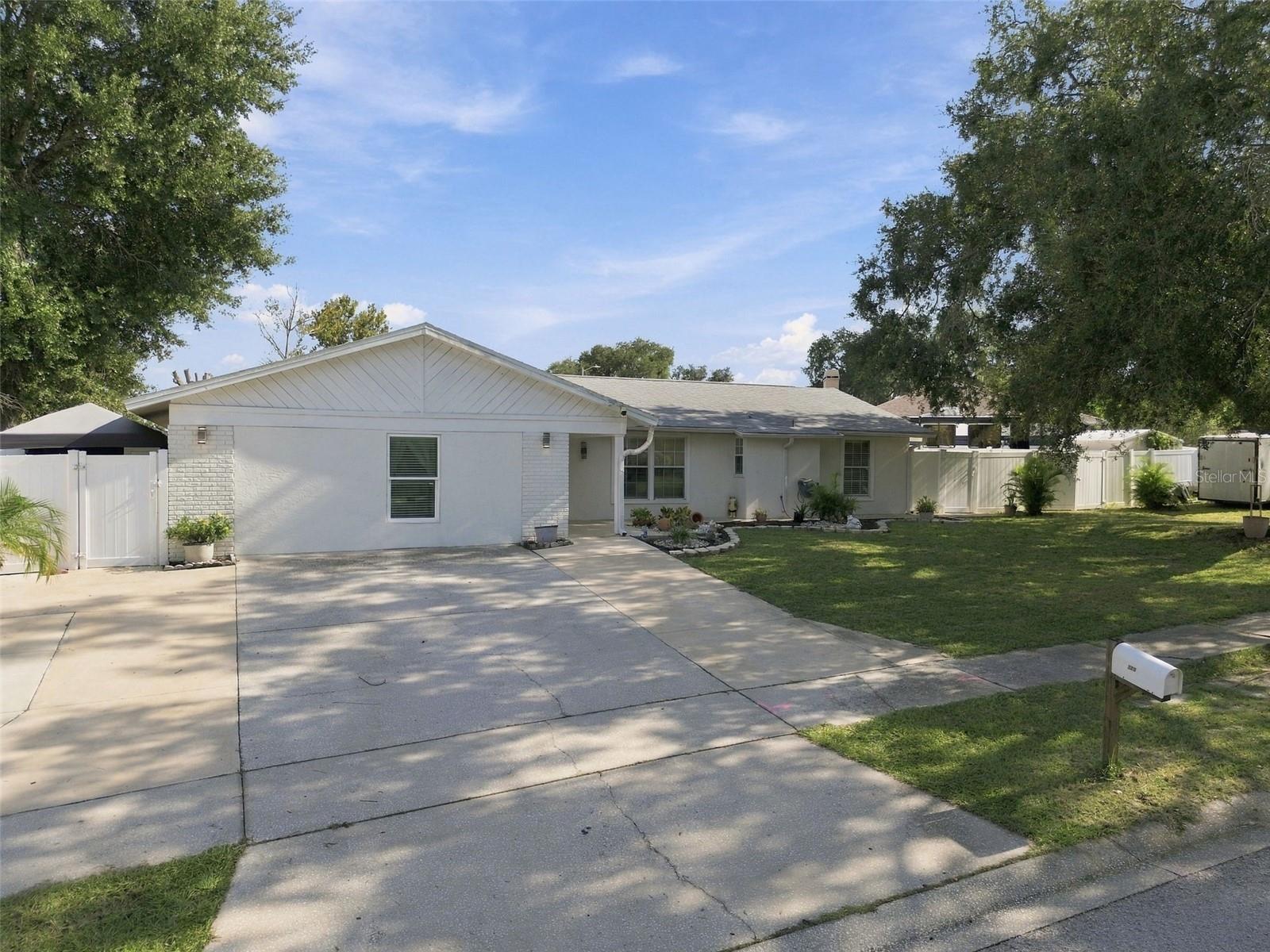 1325 OAKCREST DR