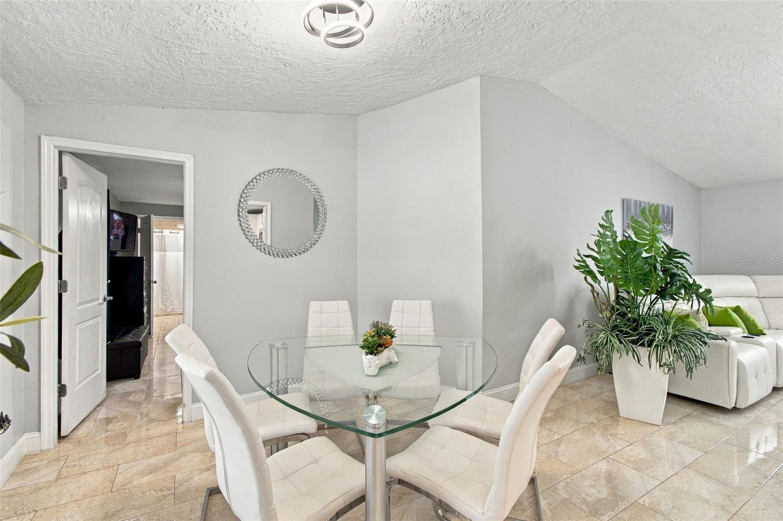 1325 OAKCREST DR