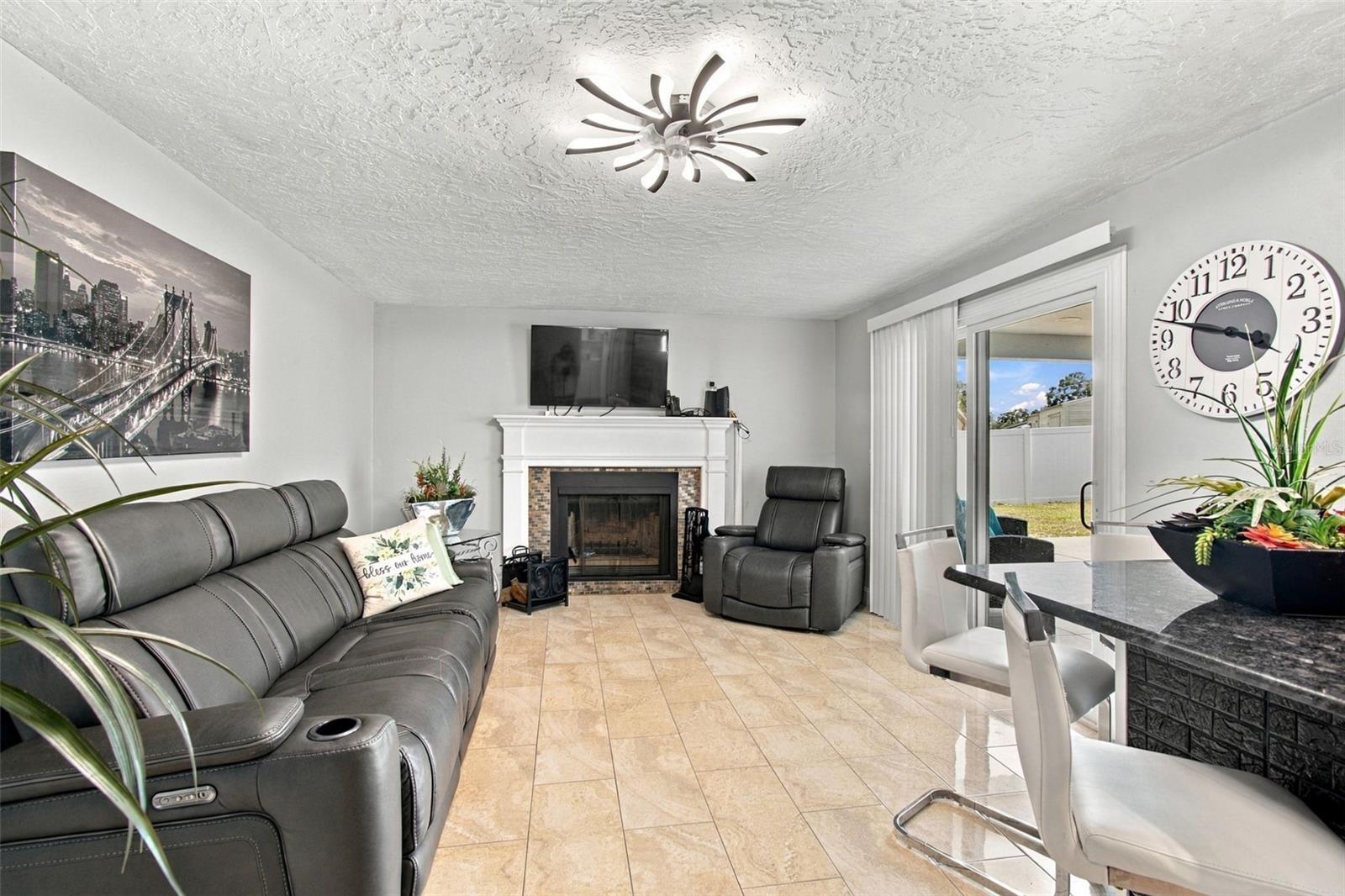1325 OAKCREST DR