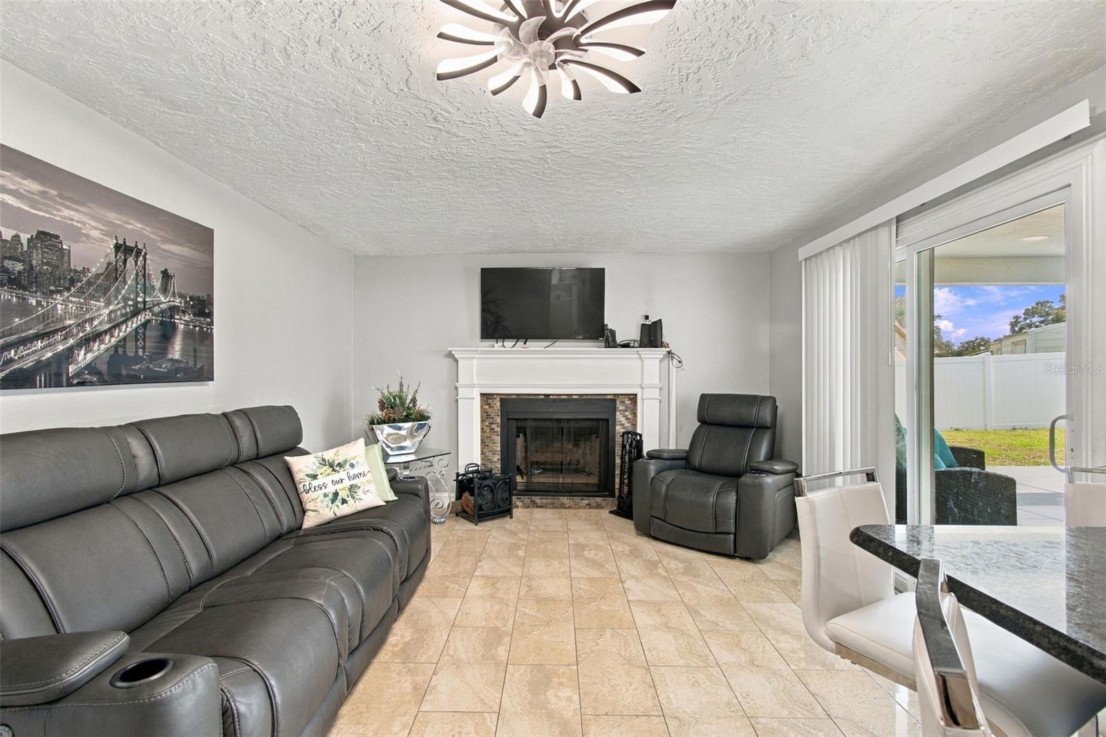 1325 OAKCREST DR