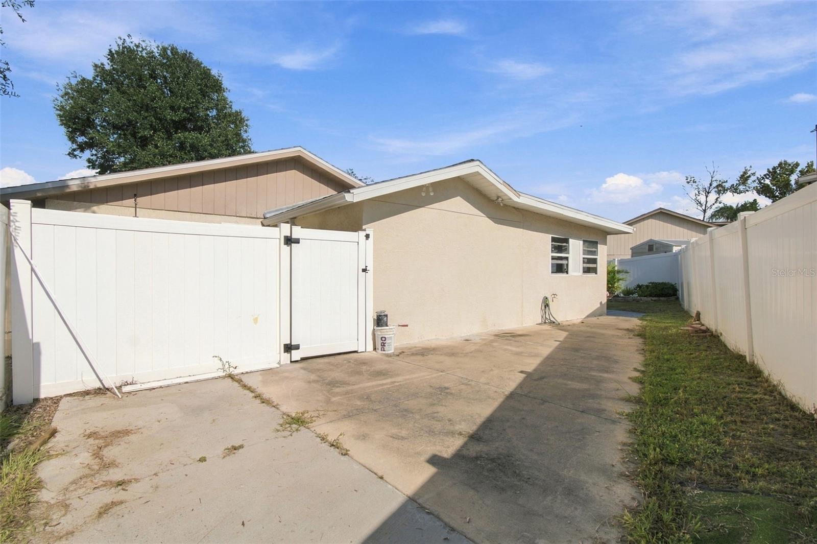 1325 OAKCREST DR
