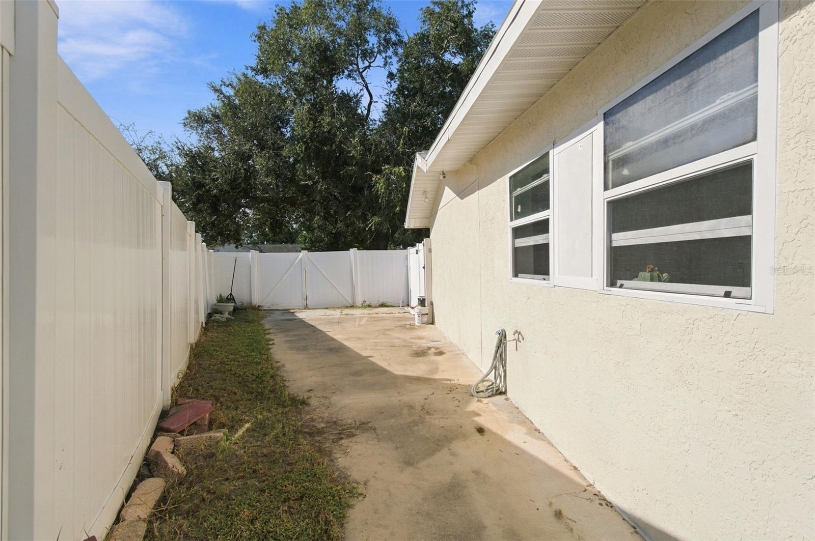 1325 OAKCREST DR