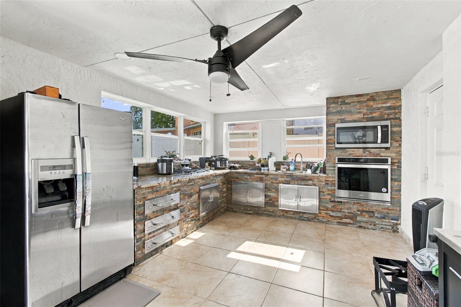1325 OAKCREST DR