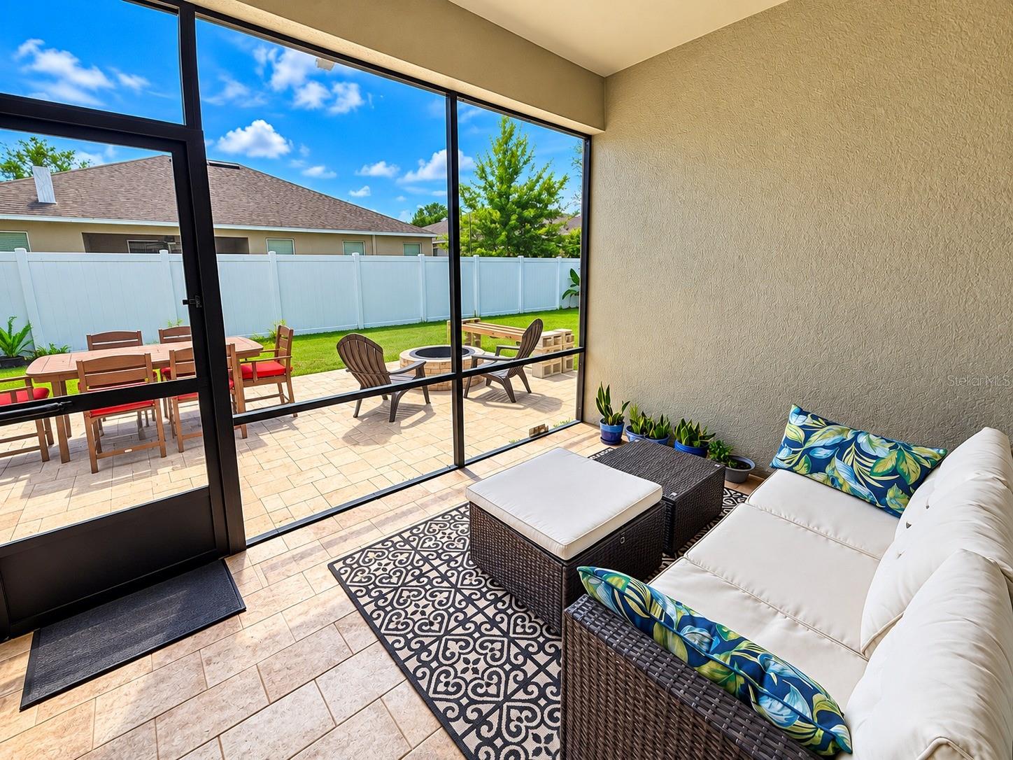 3748 ROUND TABLE CT