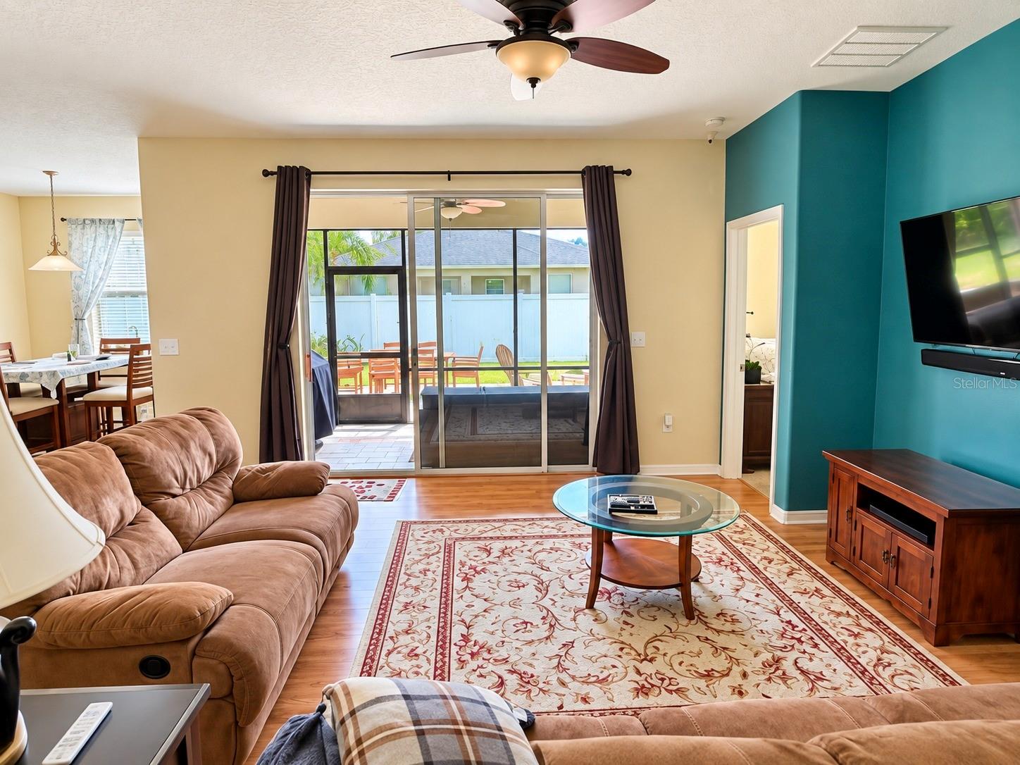 3748 ROUND TABLE CT