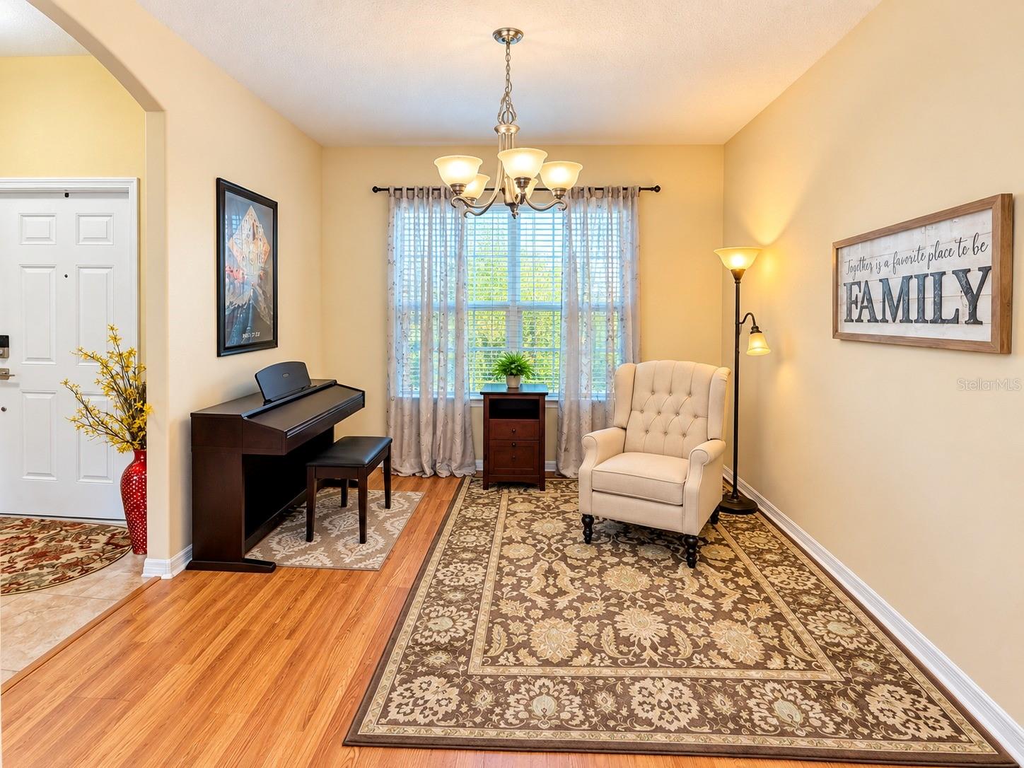 3748 ROUND TABLE CT