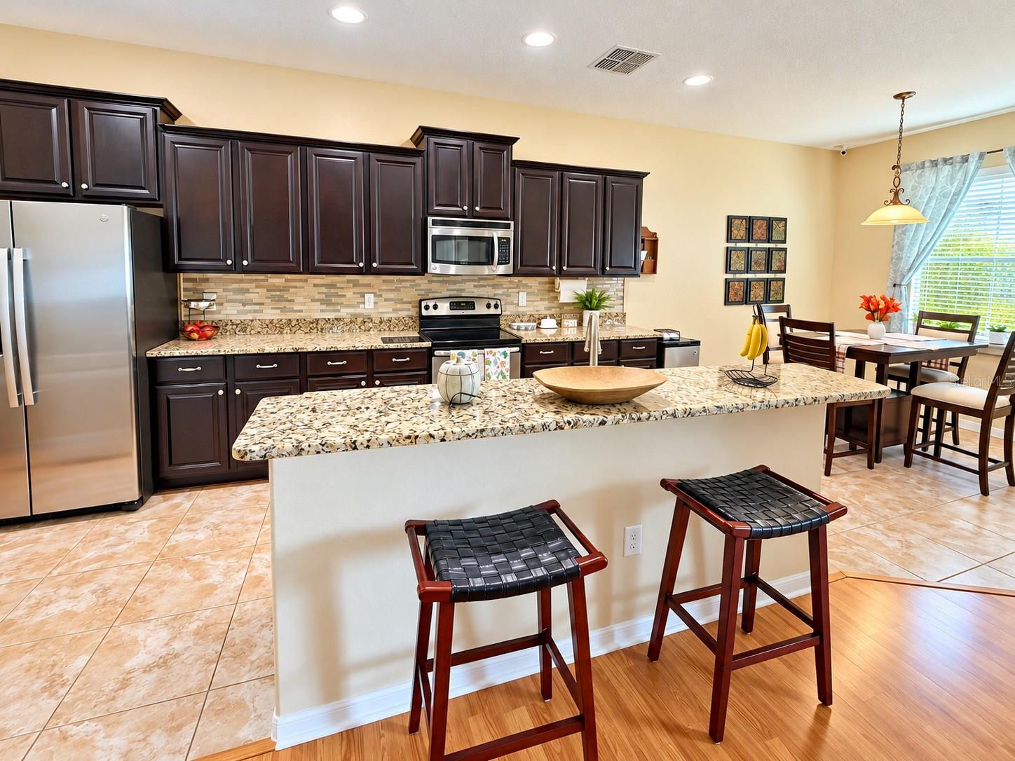 3748 ROUND TABLE CT