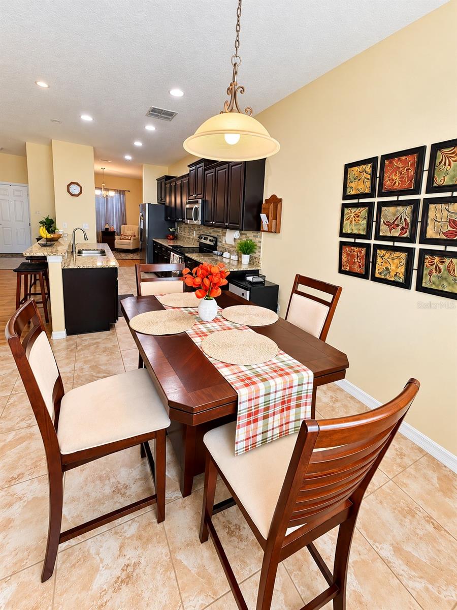 3748 ROUND TABLE CT