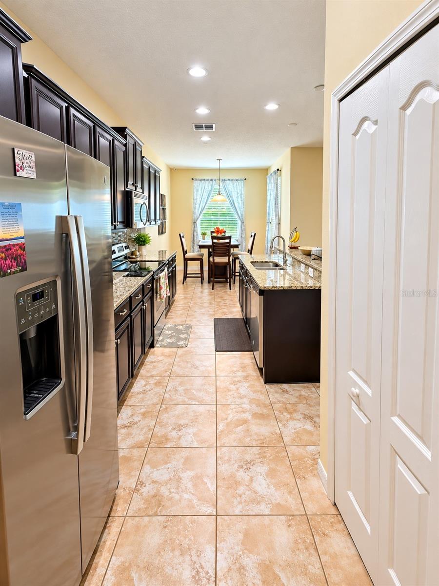 3748 ROUND TABLE CT