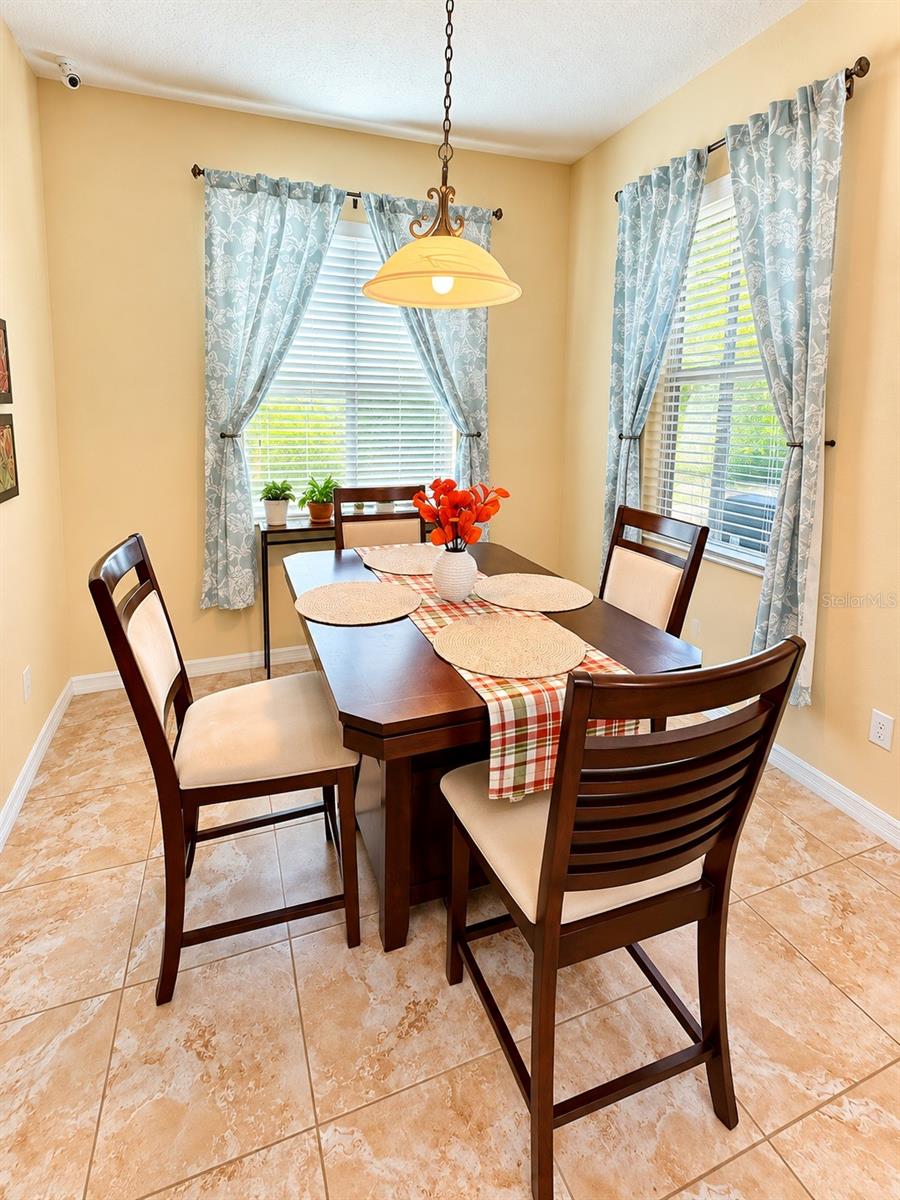 3748 ROUND TABLE CT
