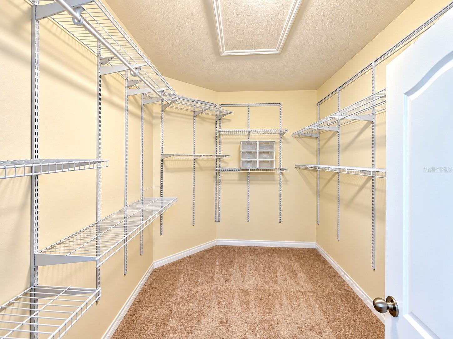 3748 ROUND TABLE CT