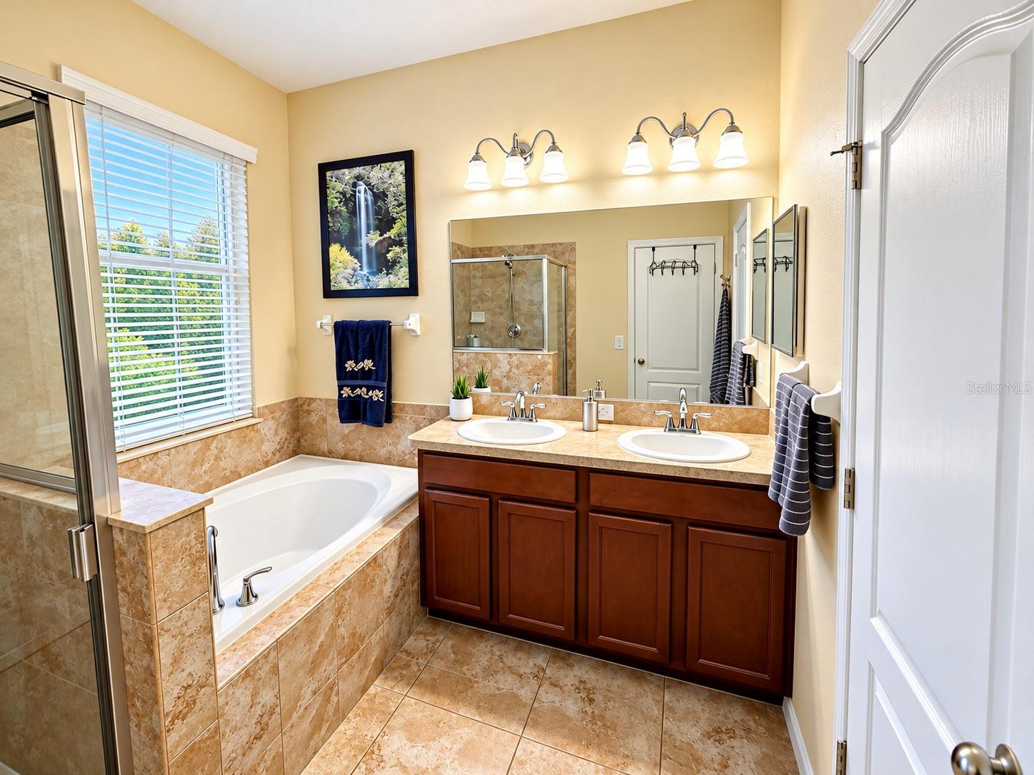3748 ROUND TABLE CT