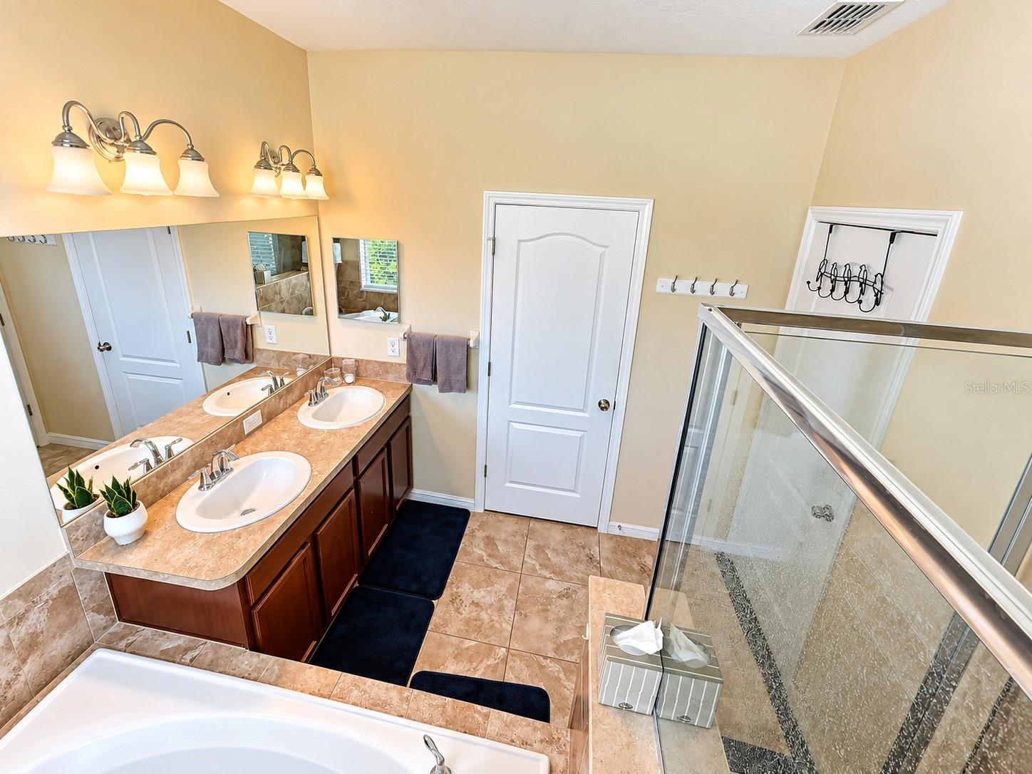 3748 ROUND TABLE CT