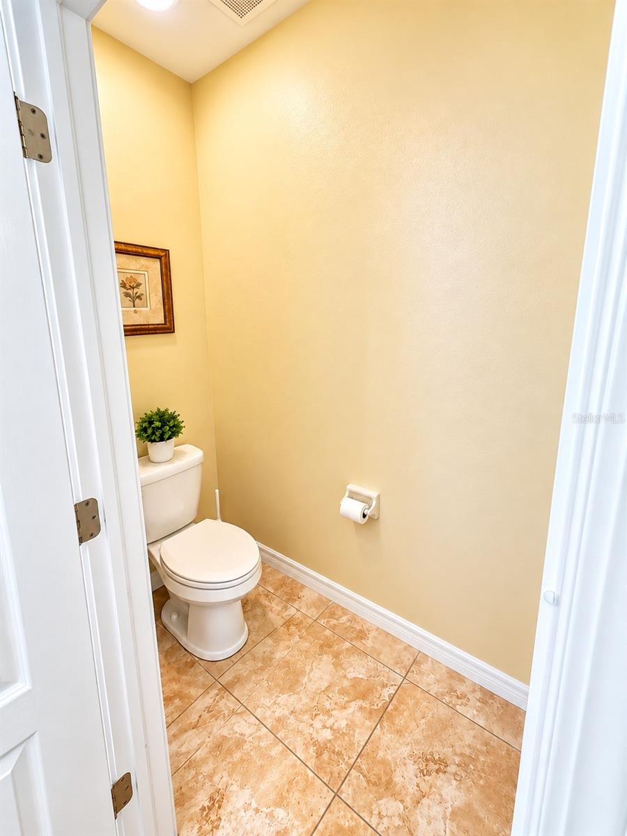 3748 ROUND TABLE CT