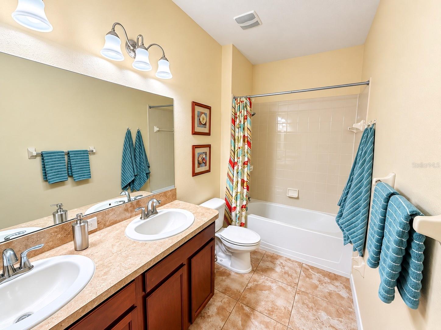 3748 ROUND TABLE CT