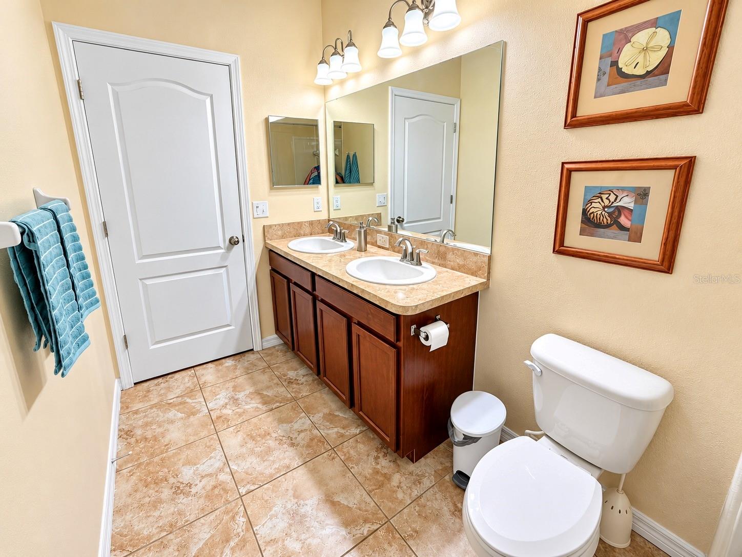 3748 ROUND TABLE CT