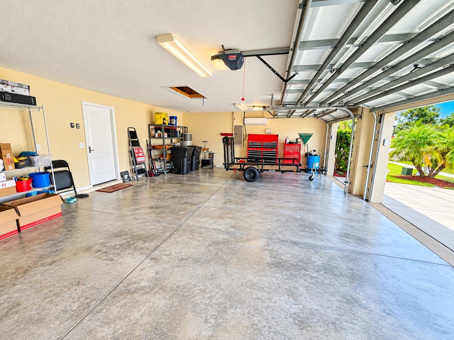3748 ROUND TABLE CT