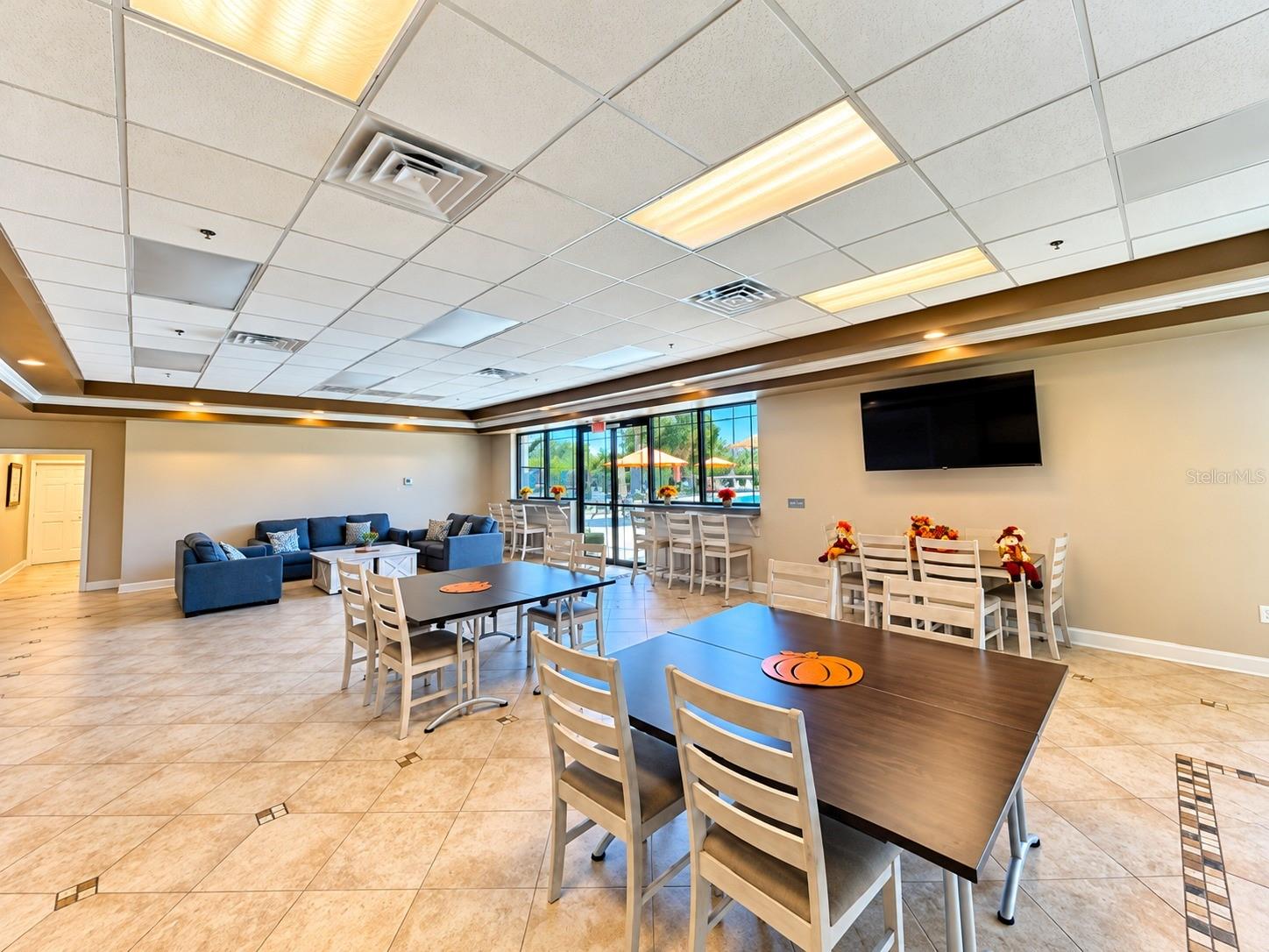 3748 ROUND TABLE CT