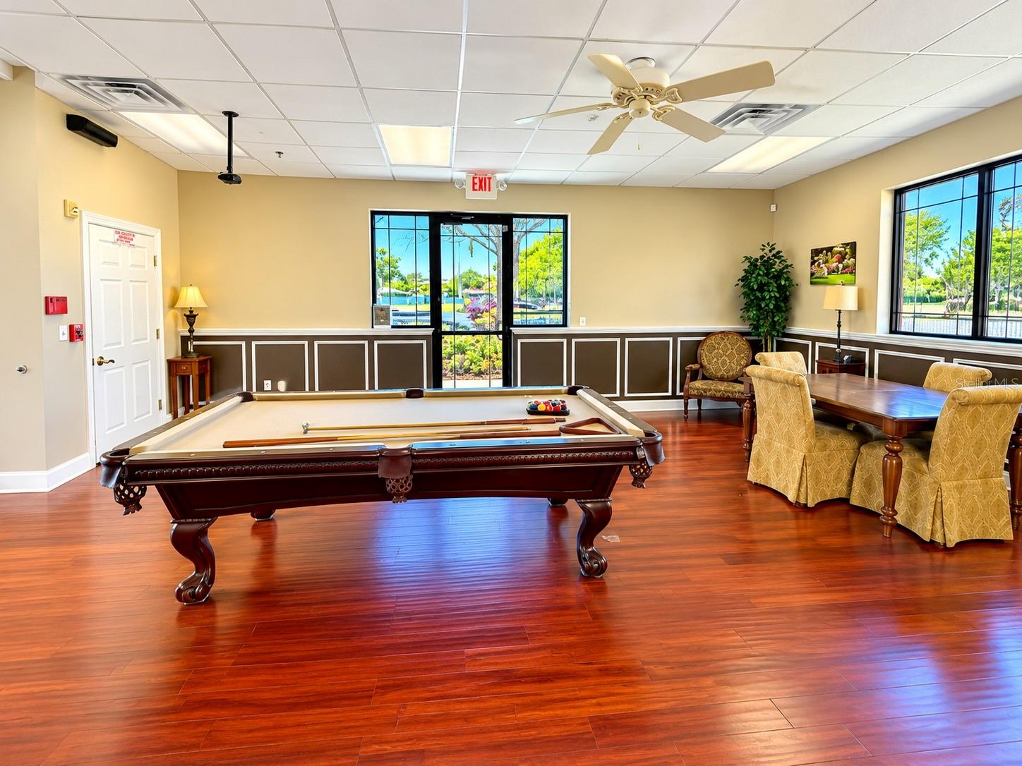 3748 ROUND TABLE CT