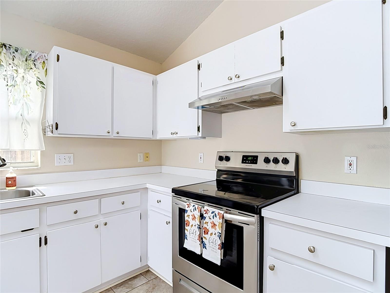 5818 AZURE DR