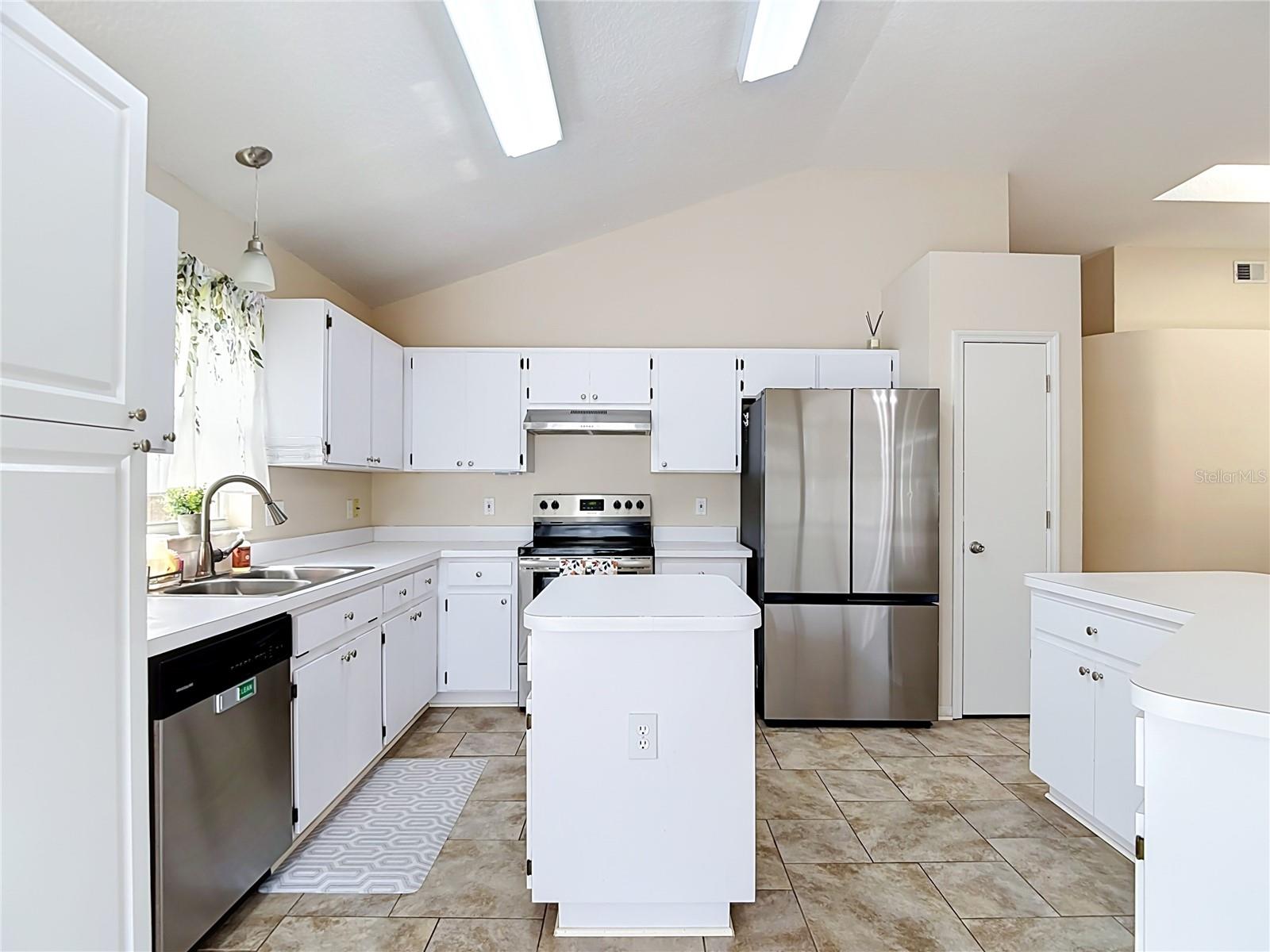 5818 AZURE DR