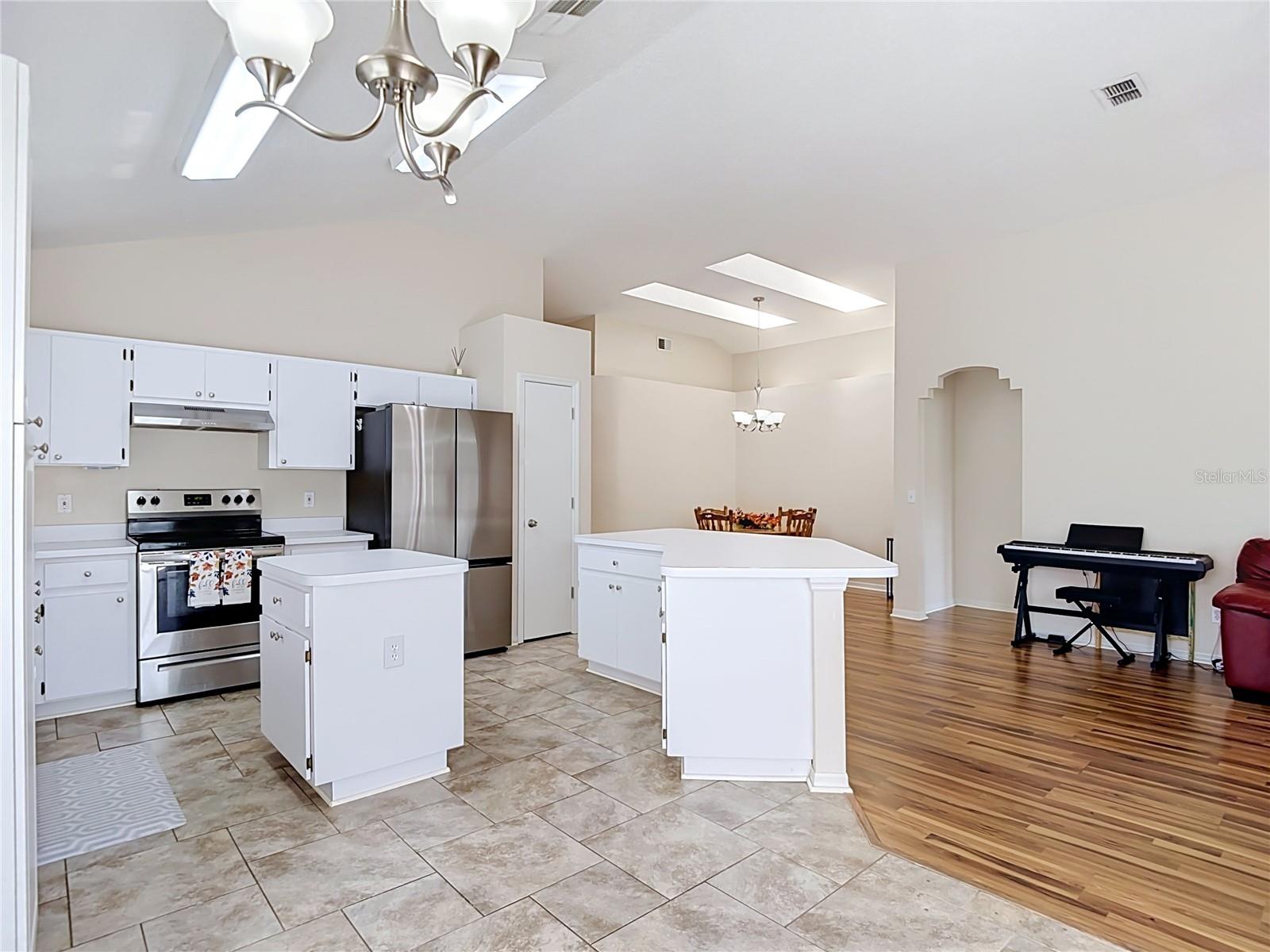 5818 AZURE DR