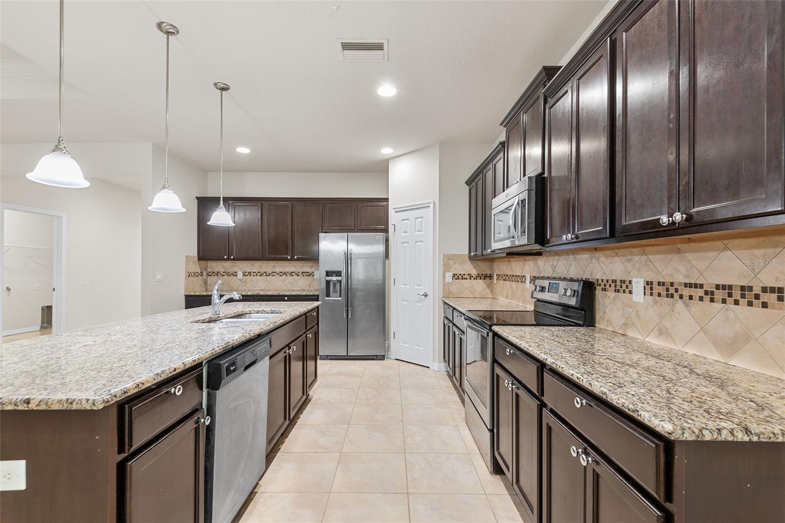 2236 LANDSIDE DR