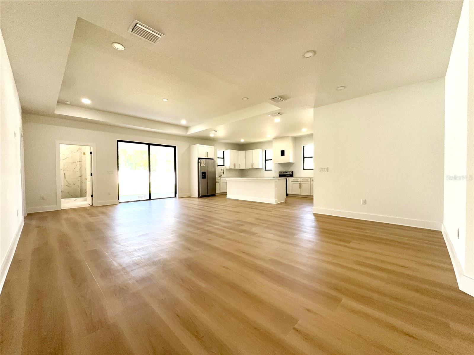 707 W COUNTRY CLUB DR