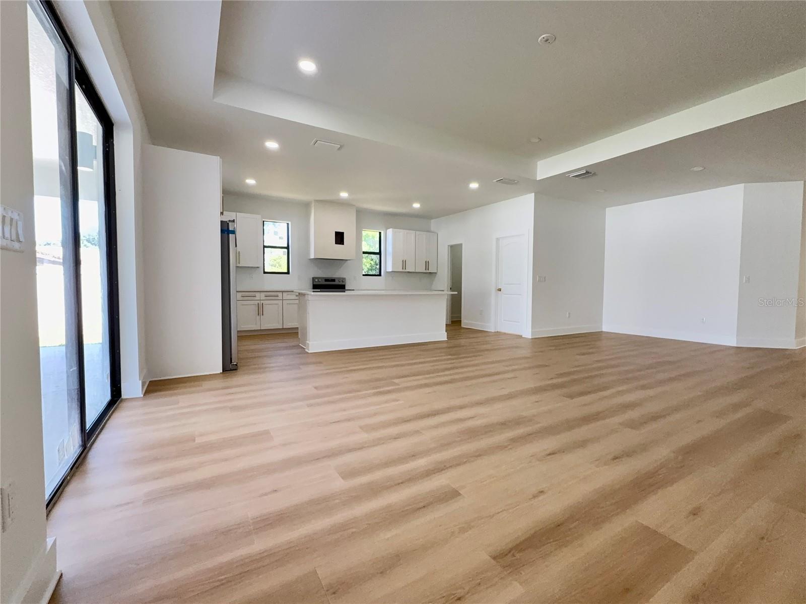 707 W COUNTRY CLUB DR