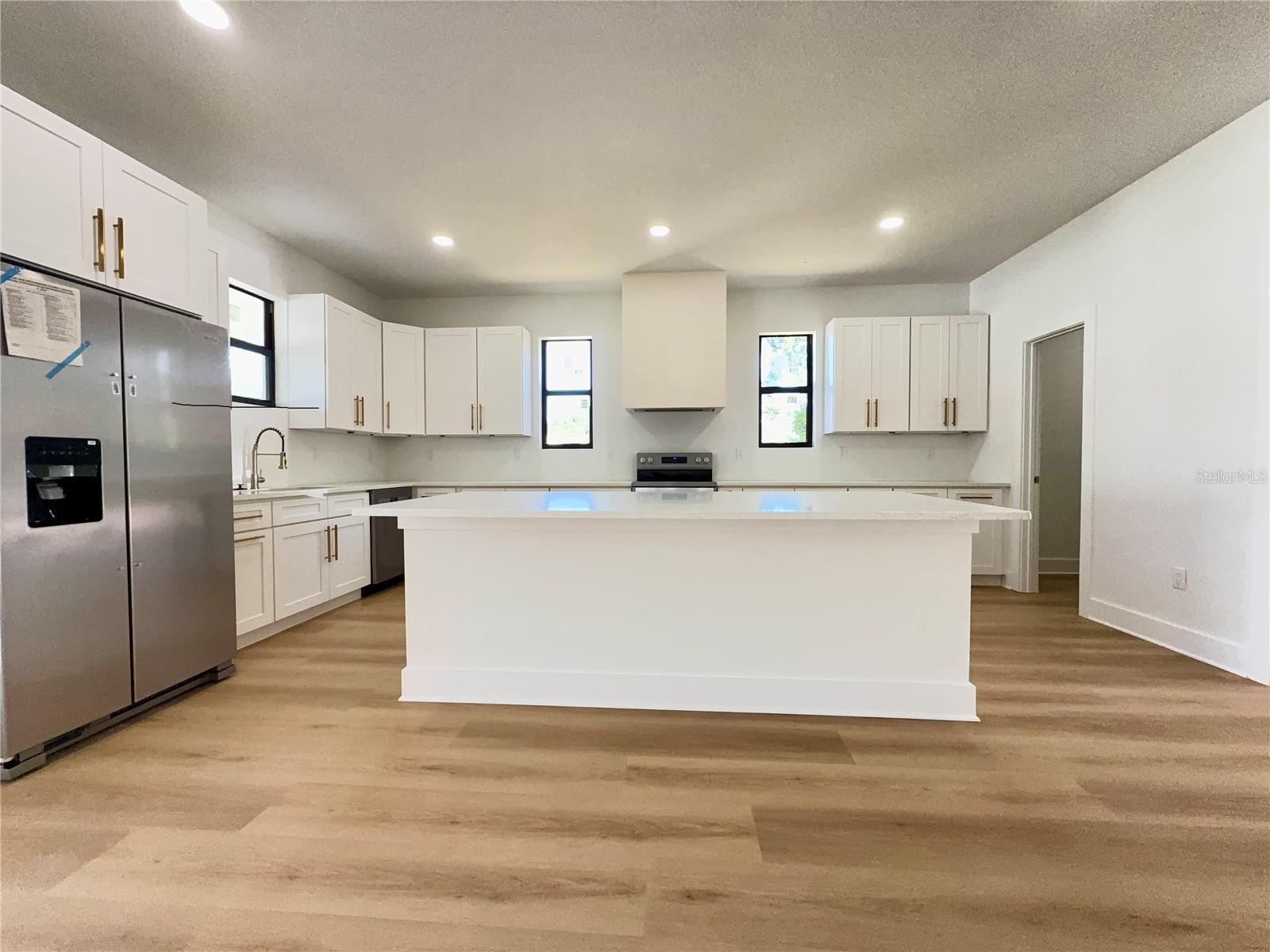 707 W COUNTRY CLUB DR
