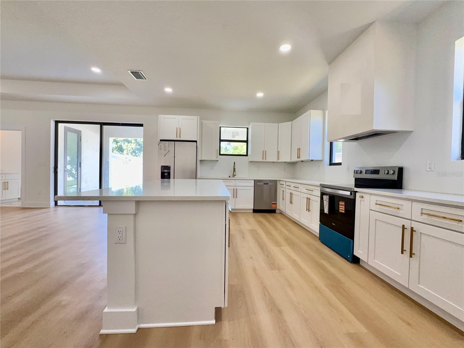 707 W COUNTRY CLUB DR