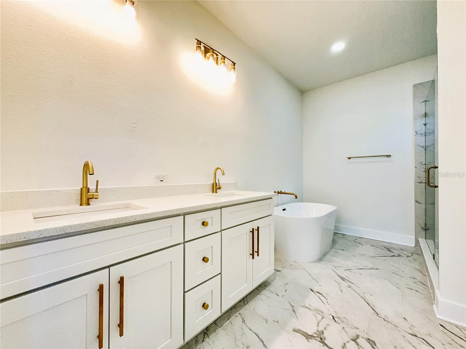 707 W COUNTRY CLUB DR
