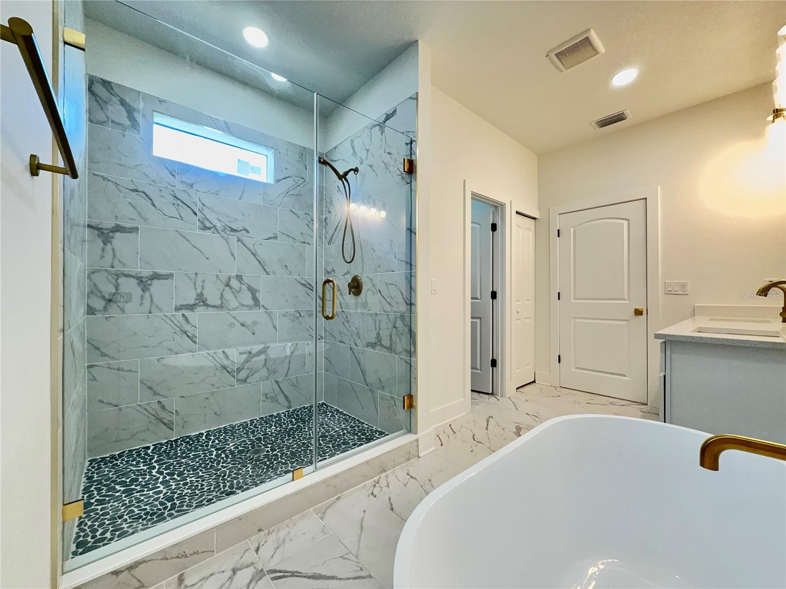 707 W COUNTRY CLUB DR
