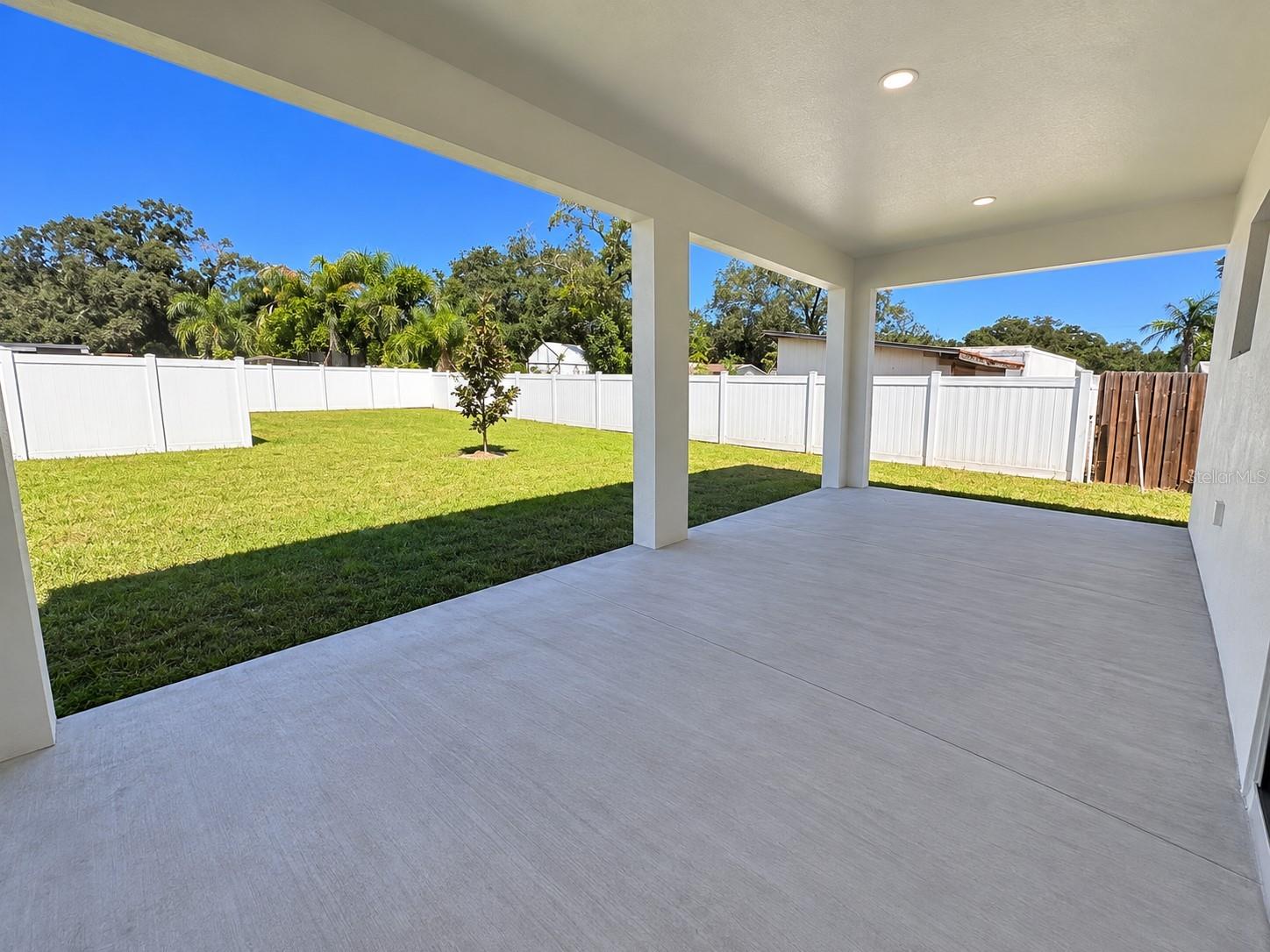 707 W COUNTRY CLUB DR