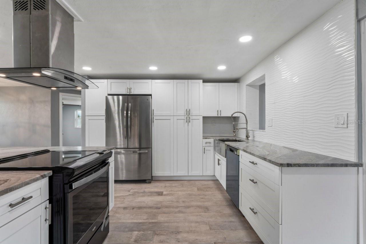 13701 LESLIE DR