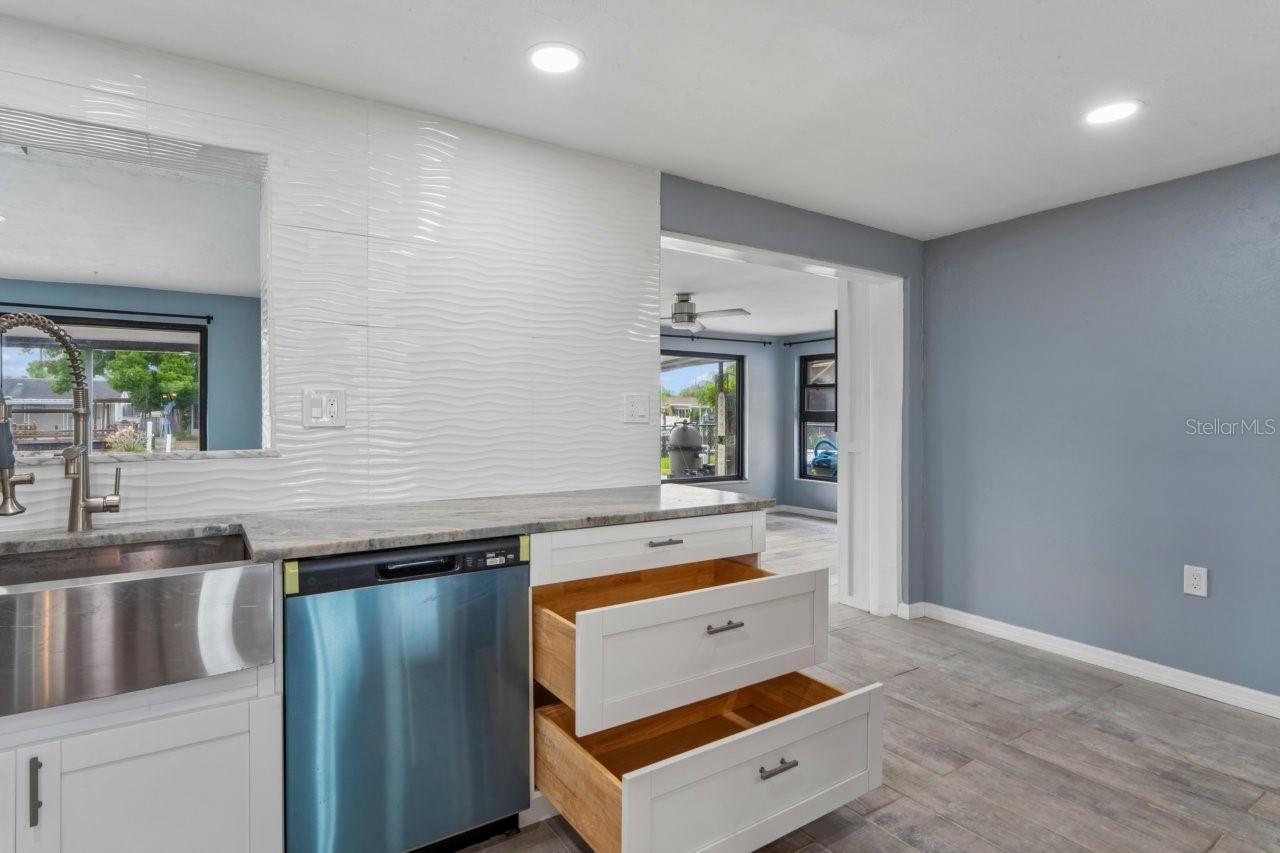 13701 LESLIE DR