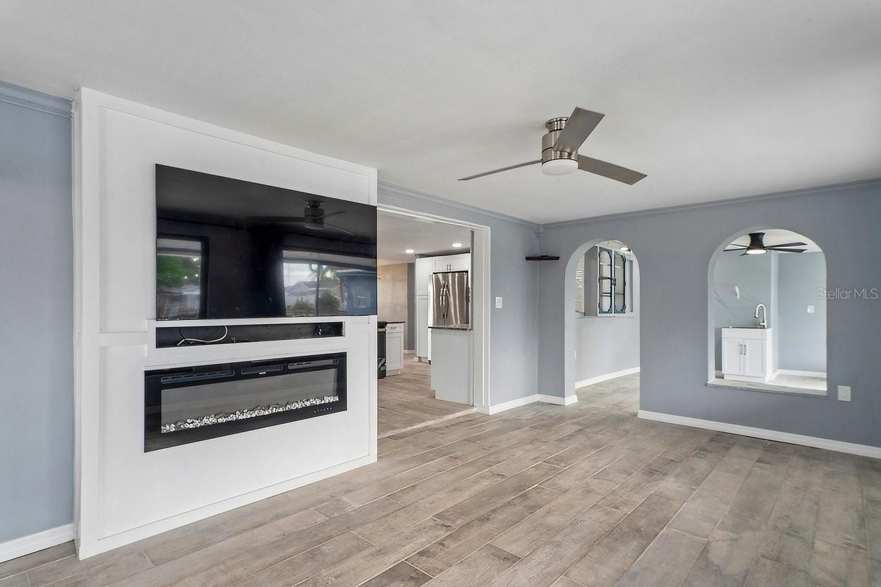 13701 LESLIE DR