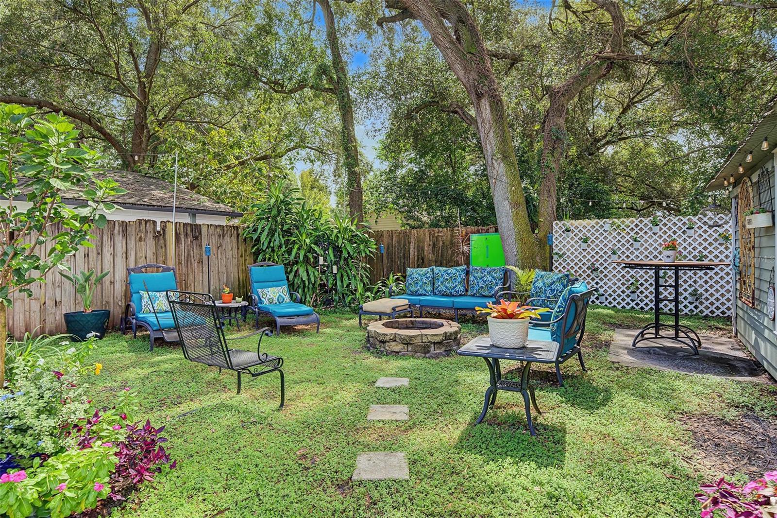 809 E FLORA ST