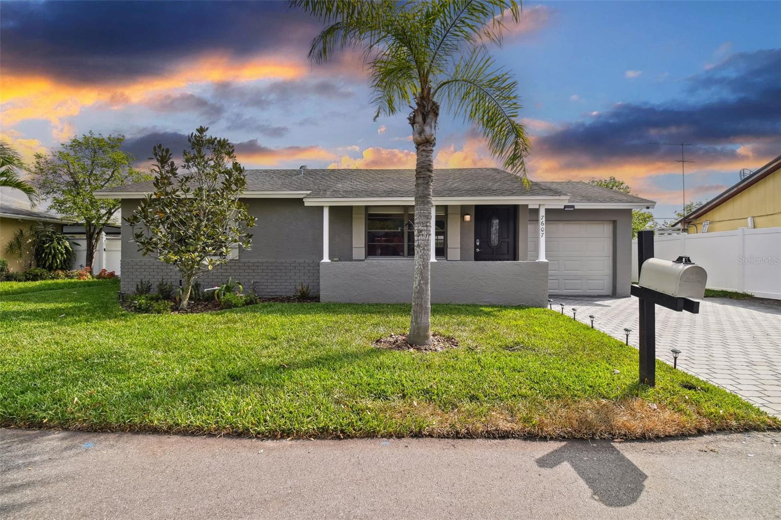 7607 Woodland Oaks Ct, Tampa