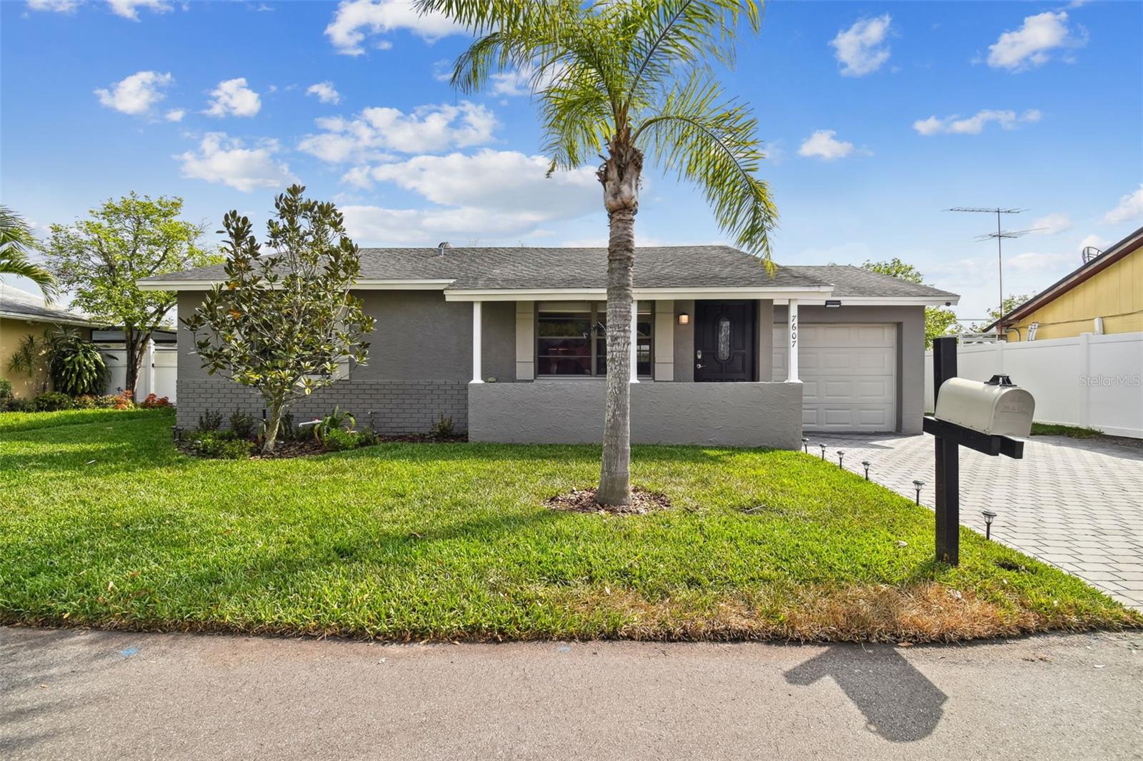 7607 WOODLAND OAKS CT