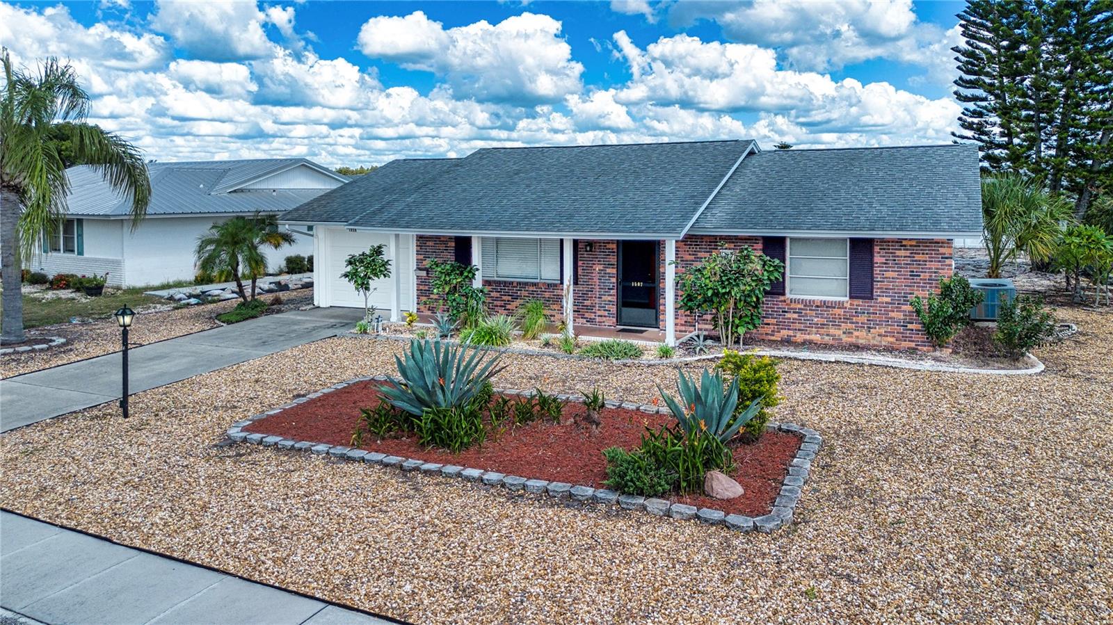 1507 N LAKE DR
